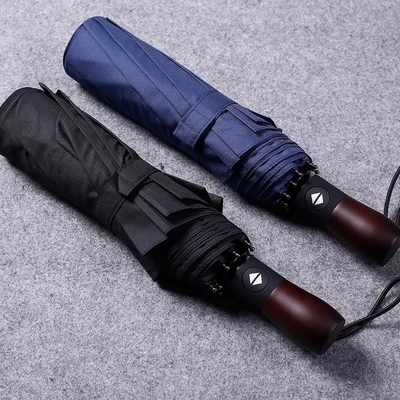Completamente automático 10 costillas resistente al viento mango de madera sólida grabado con tres plegados sombrilla de negocios para hombres