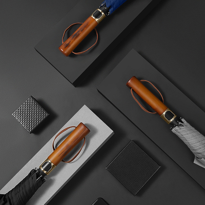 190T Pongee Largo mango 3 plegado mango de madera sombrilla de negocios para hombres más tamaño a prueba de viento Golf Regalo sombrilla logotipo personalizado