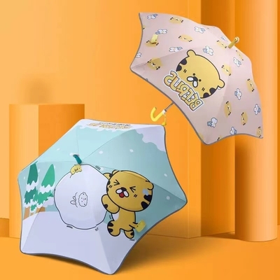 Un lindo paraguas para niños de dibujos animados con mango largo y patinaje en rodillos automático