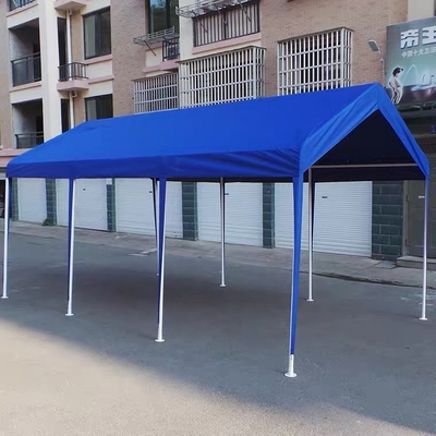 El diseño minimalista de la temporada de otoño en el exterior, montaje desmontable, espacio de estacionamiento, paraguas.