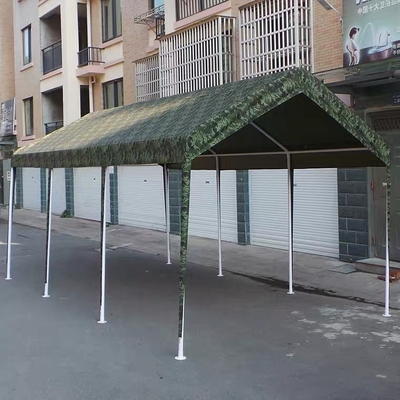 El diseño minimalista de la temporada de otoño en el exterior, montaje desmontable, espacio de estacionamiento, paraguas.