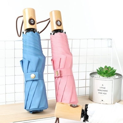 Ventilador de arte japonés de tres pliegues contra viento sombrilla de mango de madera para una protección fuerte
