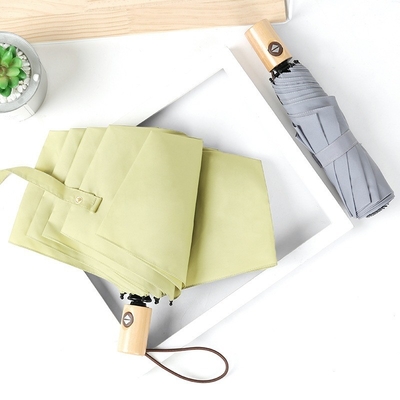 Ventilador de arte japonés de tres pliegues contra viento sombrilla de mango de madera para una protección fuerte