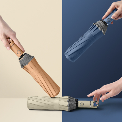 Modelo Pongee con estilo Protector solar y paraguas UV para mujeres en movimiento
