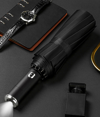 Adultos Diseño único luz LED linterna sombrilla triple plegable con logotipo personalizado