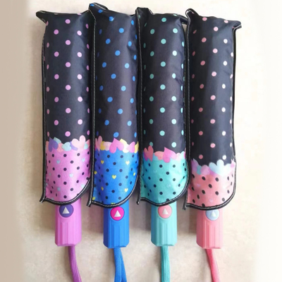 Paraguas semiautomático triple plegado con diseño de patrón único y diámetro abierto de 97 cm