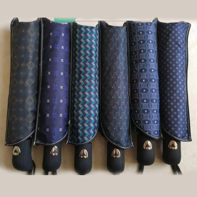 Paraguas semiautomático triple plegado con diseño de patrón único y diámetro abierto de 97 cm